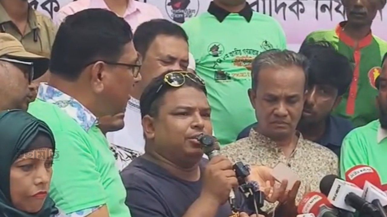 জাতীয় প্রেস ক্লাবের সামনে সাংবাদিকদের দাবি সমাবেশ