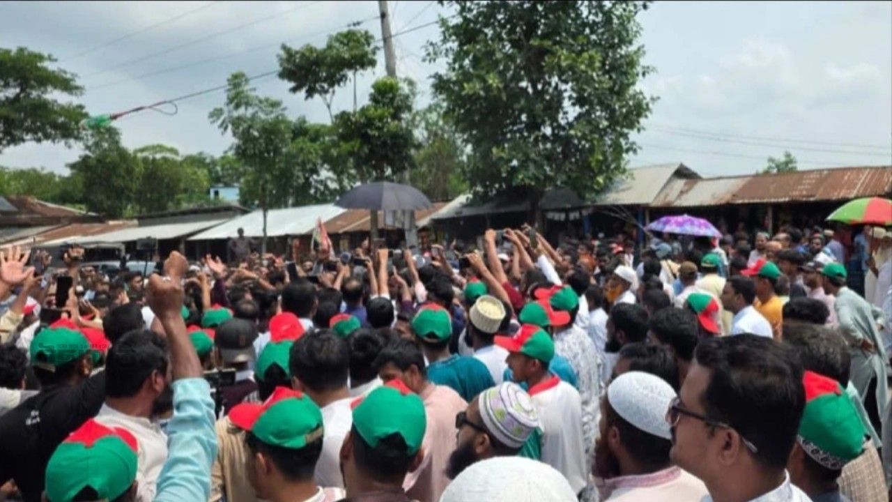 বাউফলে বিএনপির বিক্ষোভে অবরুদ্ধ সেতুমন্ত্রী,জামায়াত এমপির জনসভায় যেতে পারেননি