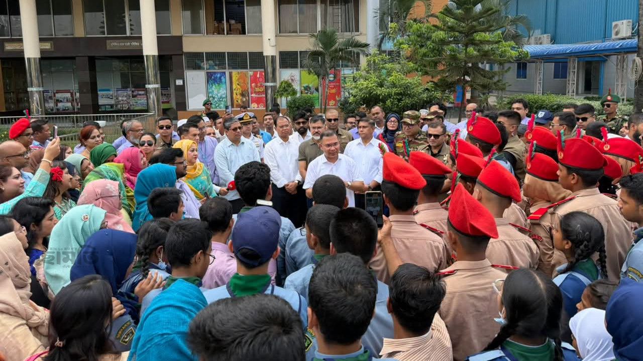 মিরপুর ক্যান্টনমেন্ট পাবলিক স্কুল ও কলেজ আকস্মিক পরিদর্শনে প্রধানমন্ত্রী তারেক রহমান
