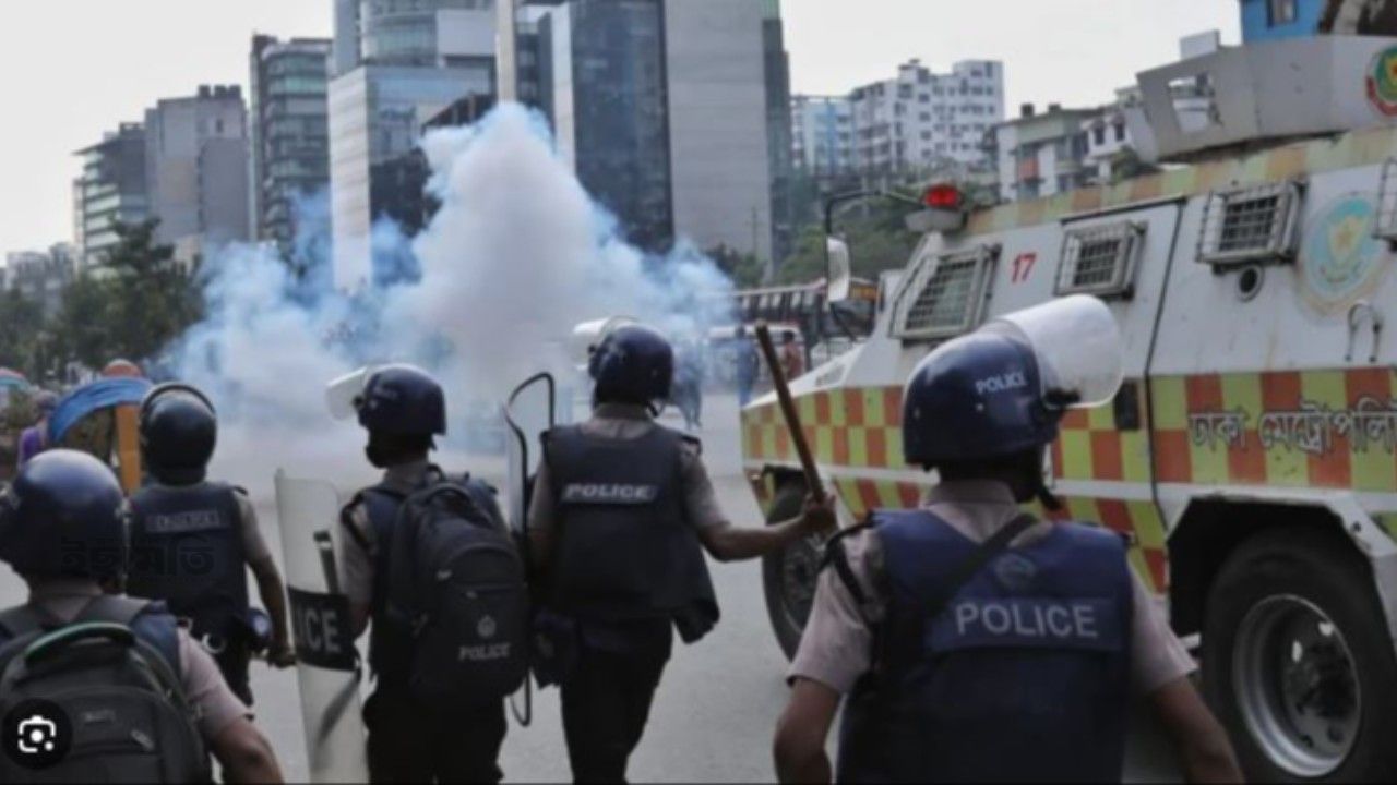 উত্তরায় পোশাকশ্রমিকদের মহাসড়ক অবরোধ ও সংঘর্ষ: পুলিশসহ আহত অর্ধশত, ভাঙচুর গাড়ি