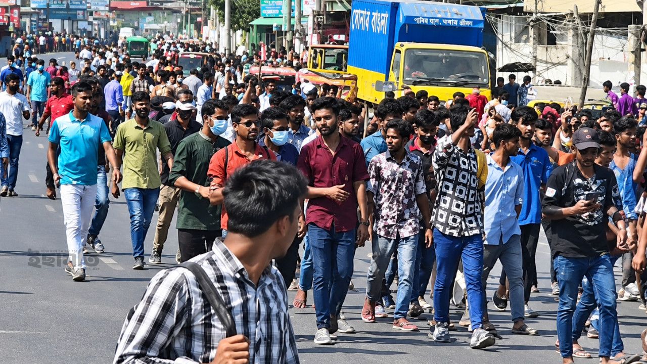 <span class='techtaranga_subtitle'>সাদমা টেক্সটাইলে ভাঙচুর,দুই পাশে দীর্ঘ যানজট;পরিস্থিতি নিয়ন্ত্রণে পুলিশের চেষ্টা / </span>বেতন-ভাতা ও বোনাস বৃদ্ধির দাবিতে শ্রমিক বিক্ষোভ,ঢাকা-টাঙ্গাইল মহাসড়ক অবরোধ