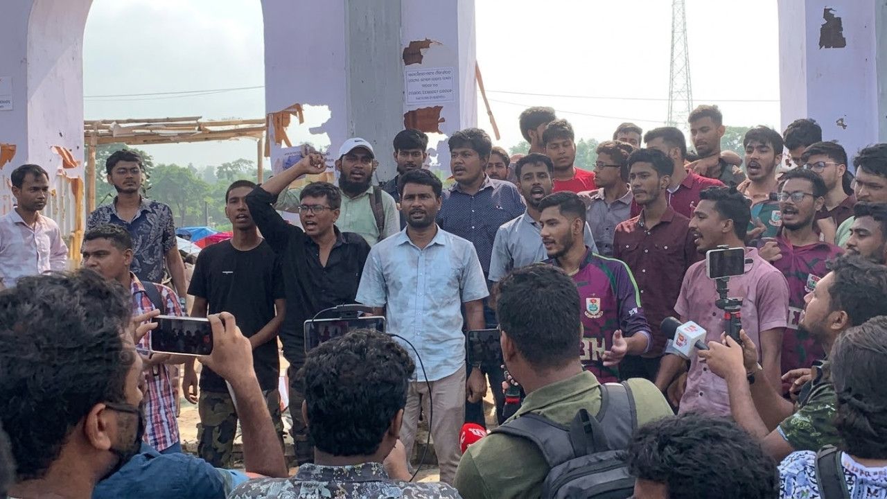 গবেষণার মাঠ ফেরত চান শেকৃবি শিক্ষার্থীরা,বাণিজ্য মেলার স্থাপনায় ভাঙচুর