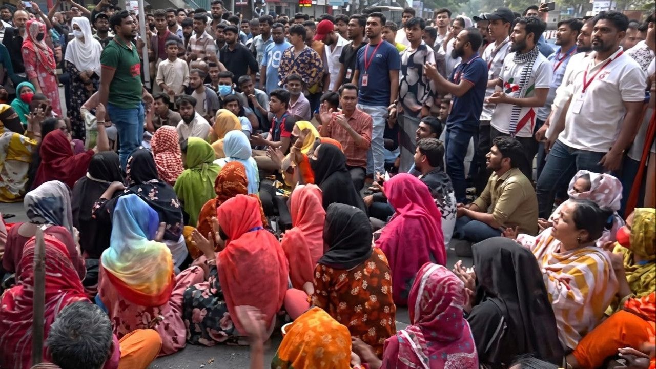 ৩০ হাজার টাকা ন্যূনতম বেতনের দাবিতে আবারও মিরপুর অবরোধ,তীব্র যানজটে ভোগান্তি